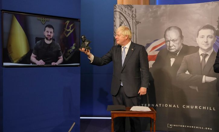 Отиващият си министър-председател на Обединеното кралство Борис Джонсън връчи международна