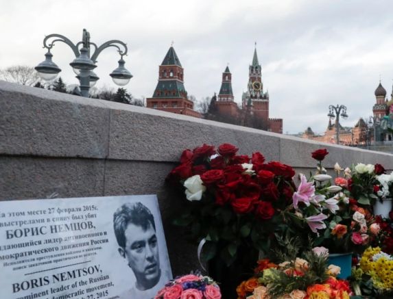 Цветя и венци пред лобното място на Немцов