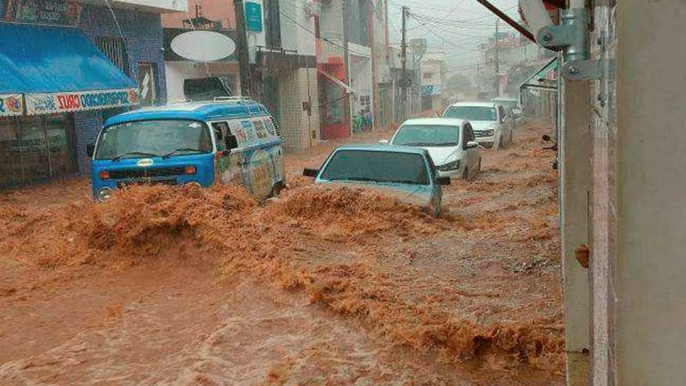 Свлачища и наводнения предизвикани от проливни дъждове отнеха живота на