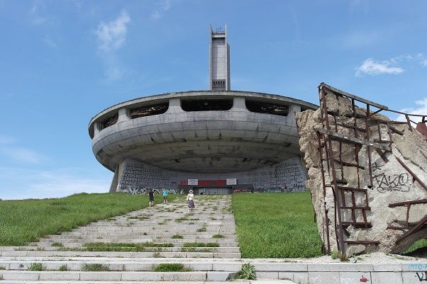 Един от омразните символи на тоталитарния режим - Дом паметника