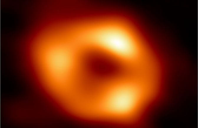Международен екип от астрономи представи първото изображение на свръхмасивна черна