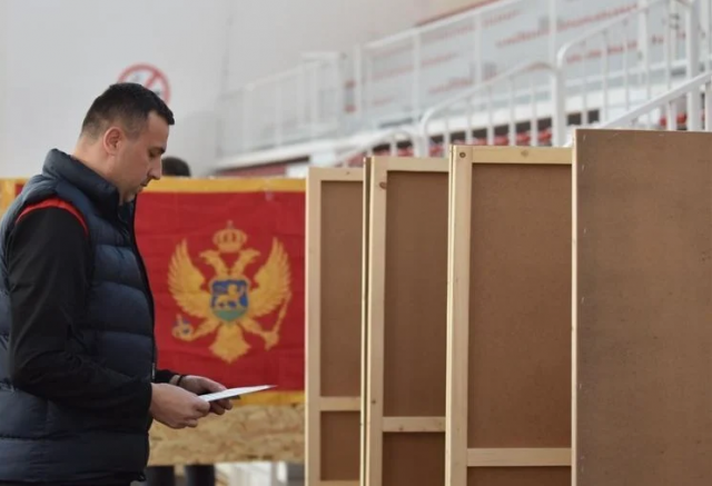 Черногорците гласуват днес на предсрочни парламентарни избори които са решаващи