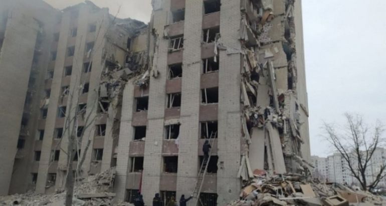 Руски въздушен удар разруши многоетажна жилищен в северния град Чернигов
