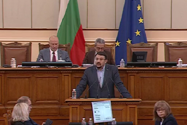 Председателстващият парламента Йордан Цонев и депутатът от ПП Настимир Ананиев