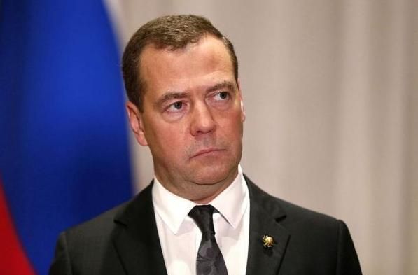 Бившият руски президент и премиер Дмитрий Медведев намекна, че Русия