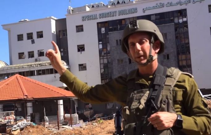 Говорителят на израелската армия Даниел Хагари пред болницата „Ал Шифа“, снимка: скрийншот – Фейсбук, Israel Defense Forces