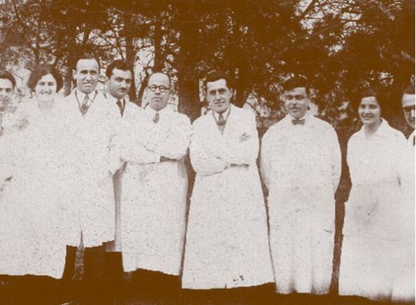 Група лекари от терапевтичната клиника на Александровската болница, взели голямо участие при лечение на тифозно болните софиянци в края на 20-те години. В средата, с очилата, е д-р Дим. Гошев