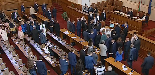Депутатите си спретнаха поредния екшън в парламента Народните представители наобиколиха