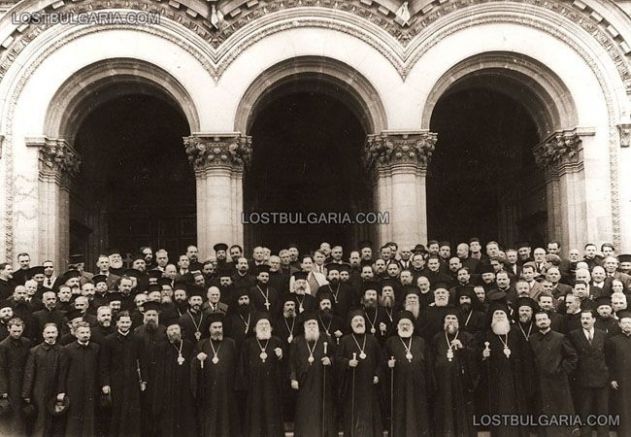 Членове на Светия Синод и делегати пред храм „Св. Александър Невски” през 1953 г. при възстановяване на Българската патриаршия. Снимка: lostbulgaria.com.