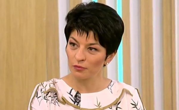 Председателят на парламентарната група на ГЕРБ Десислава Атанасова спипа министъра