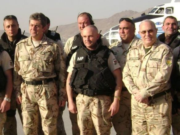 Диман Георгиев охранява президента Първанов в Афганистан(в средата с черната бронежилетка)