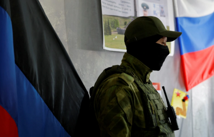 Украинците съобщават за въоръжени войници които обикалят от врата на