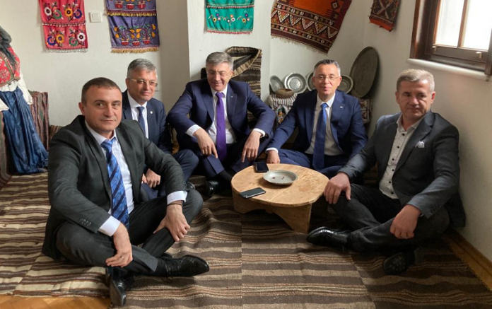 Мустафа Карадайъ със съпартийците си, снимка: ДПС