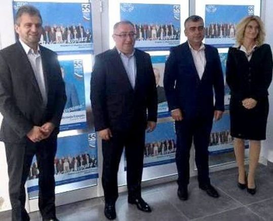 Кметът на турската община Ялова - Вефа Салман (втори отляво), при посещението му в Смолян, за да подкрепи кандидата на ДПС за кмет на областния град Фиданова.