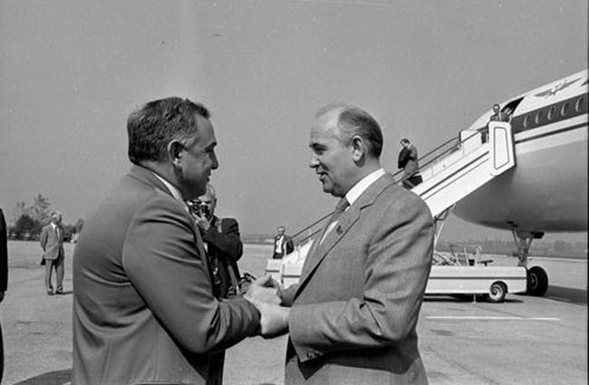 Членът на Политбюро на ЦК на БКП Огнян Дойнов (вляво) посреща Михаил Горбачов в България още преди да оглави КПСС