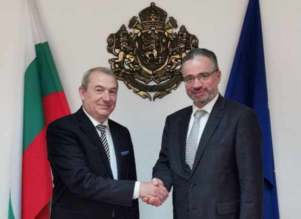 Иван Петков, областен управител на Област Плевен, и Карел Карел, главен изпълнителен директор на Електрохолд България.