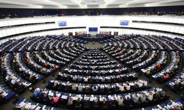 Над две трети от 750 те евродепутати имат платена работа на