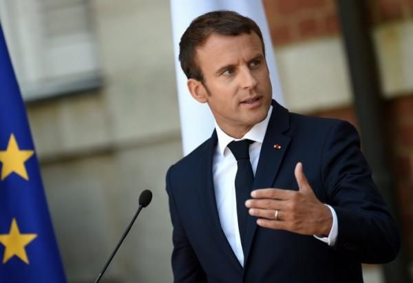 Френският президент Еманюел Макрон настоя в сряда че руският флаг