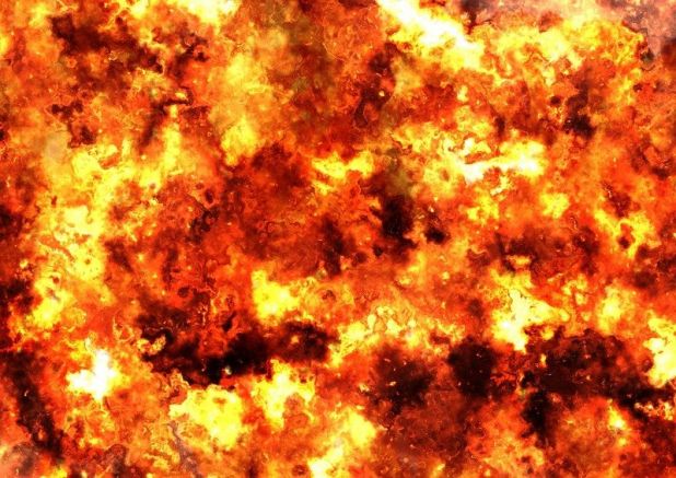 Най малко седем души загинаха при експлозия и последвал пожар