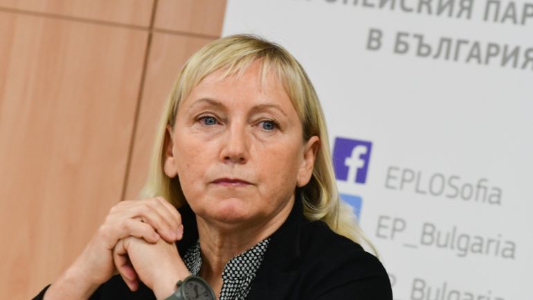 Елена Йончева просто иска да остане евродепутат плюе си на