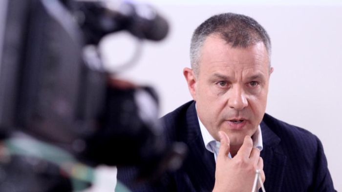 Генералният директор на БНТ Емил Кошлуков е обиден, че журналисти