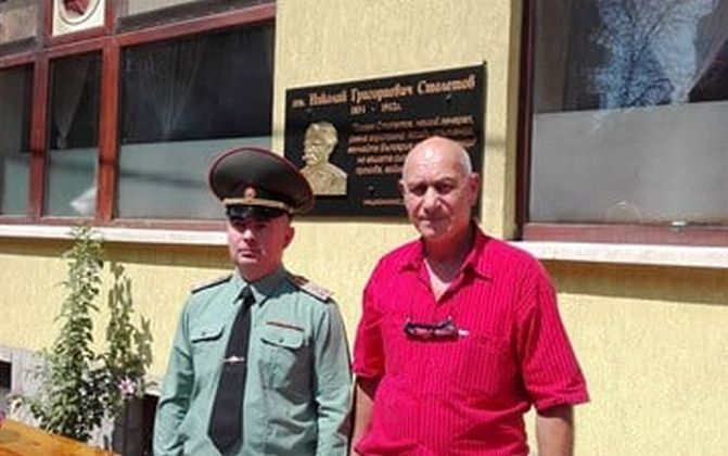 Знакова снимка - ген. Миланов с бившото военно аташе на Русия, изгонено за шпионаж от България