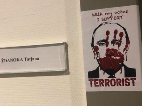 В Европарламента разлепиха листовки с лика на Путин отпечатък на