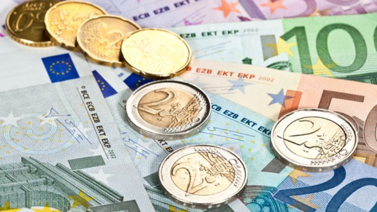 Еврото падна под паритета на долара за първи път от