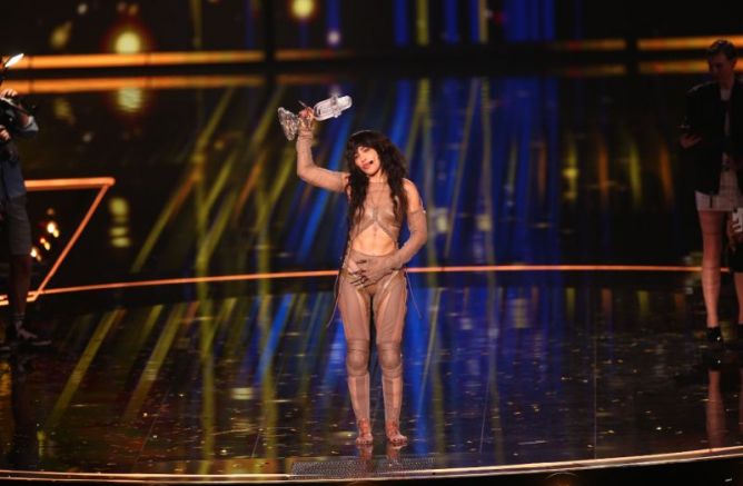 Победителят в 67-ия конкурс за песен на Евровизия, Loreen от Швеция, държи трофея в M&S Bank Arena в Ливърпул, Великобритания, Снимка: БГНЕС