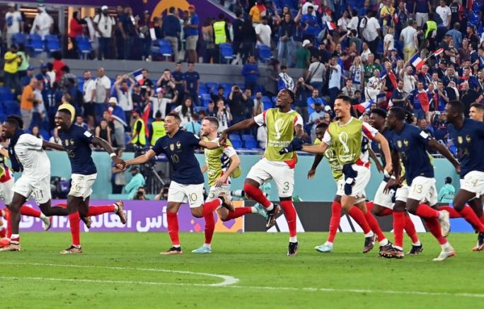 Световният футболен шампион Франция се превърна в първия отбор, осигурил