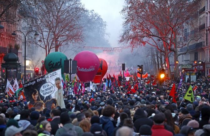 Стотици хиляди французи излязоха днес по улиците на Франция, за