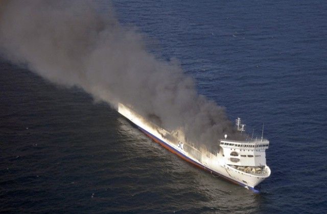 Български шофьор продължава да е блокиран на горящия ферибот в
