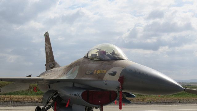 Втори български пилот вече лети на F 16 при обучението си