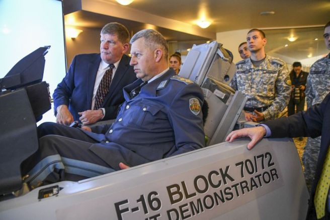 България ще получи тренировъчни симулатори за изтребители F 16 за обучение