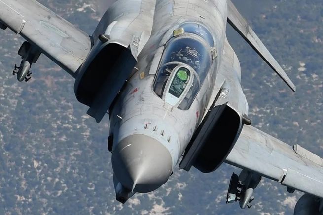 Двуместен изтребител F-4 Phantom на гръцките военновъздушни сили се разби