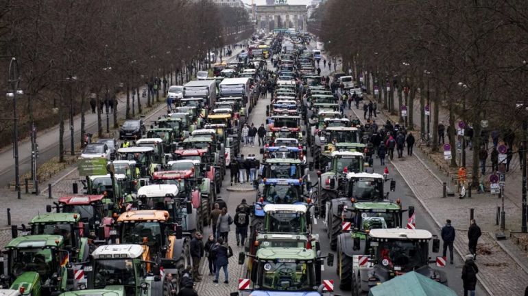 Хиляди фермери започнаха да се стичат в Берлин в неделя