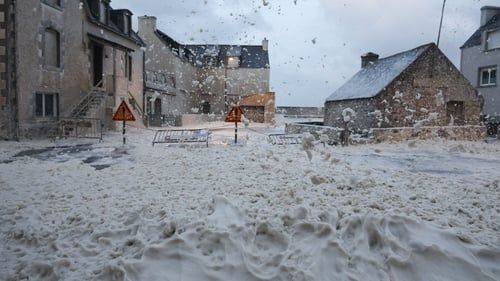 Бурята Киаран връхлетя Северна Франция с рекорден вятър от близо