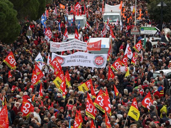 Демонстранти във Франция излязоха по улиците в събота за седми