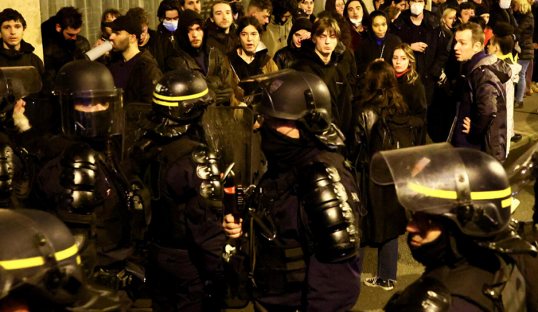 Протестите във Франция прераснаха в безредици. В Бордо демонстранти подпалиха