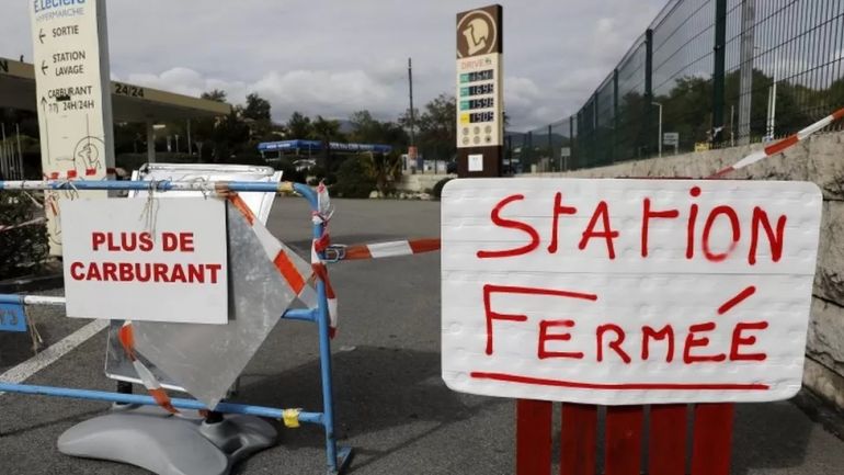 Шест от осем рафинерии във Франция продължиха блокадите днес само