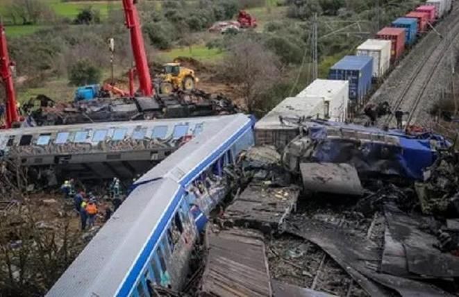 Роднините на жертвите от железопътната катастрофа при гръцкия град Лариса
