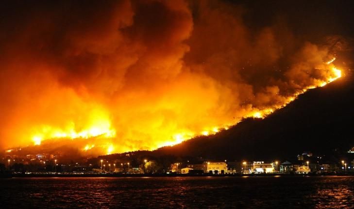 Голям пожар избухна край Атина Огънят се разпалва от силните