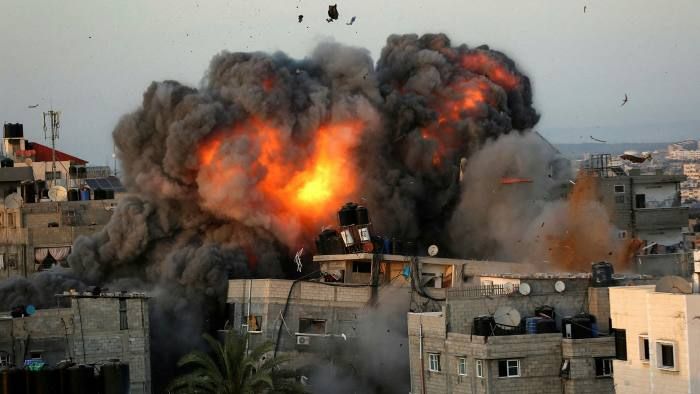 Израелските военни стегнаха в обръч Газа от три страни. Бомбардират
