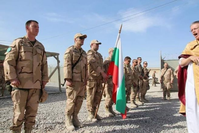 Сержант Георгиев, знаменосец на първият водосвет на българският флаг в бойна обстановка, на чужда земя "Кандахар - Афганистан"