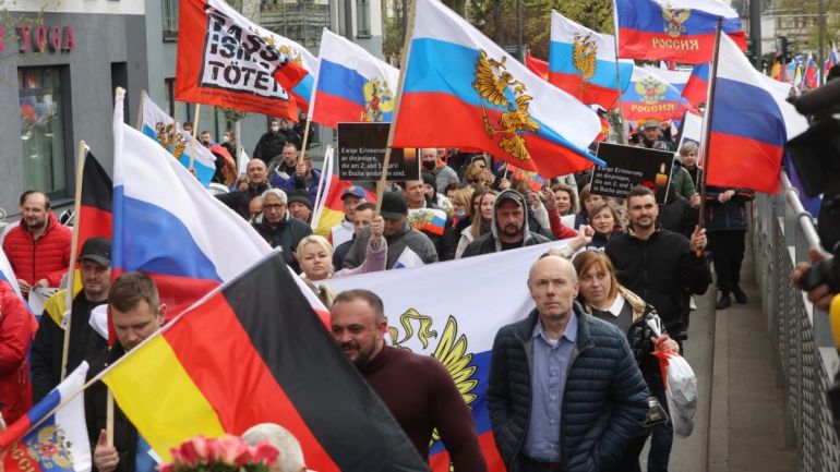 Хиляди привърженици на крайнодясната AfD Алтернатива за Германия излязоха на