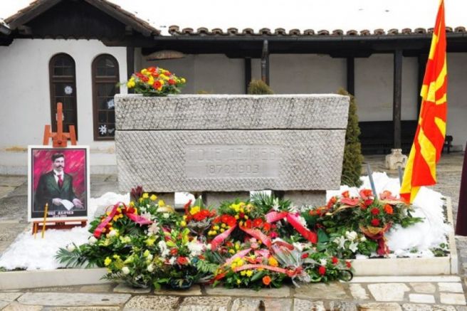 Гробът на Гоце Делчев в скопската църква "Свети Спас"