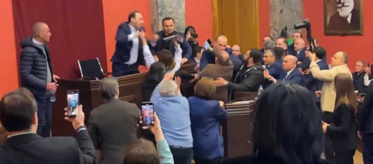 Отново физически сблъсъци в парламента на Грузия.Депутати се биха заради