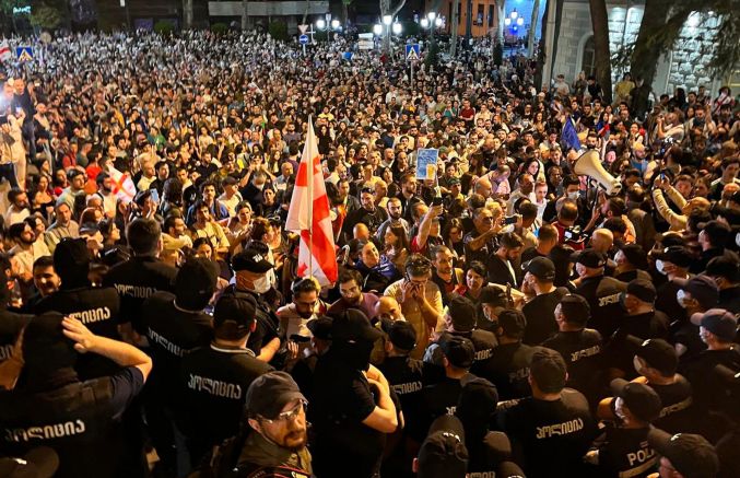 Десетки хиляди грузинци излязоха по улиците на Грузия, за да