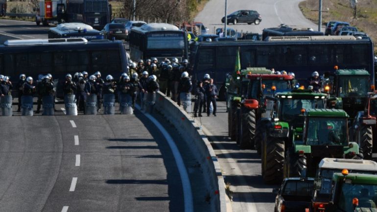 Блокадите на пътища в Гърция продължават Няма движение на техника