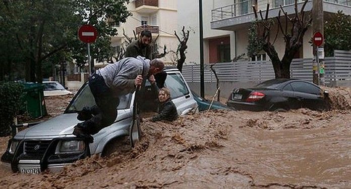 Буря наводни Патра и Пелопонес Днес вали силен дъжд и